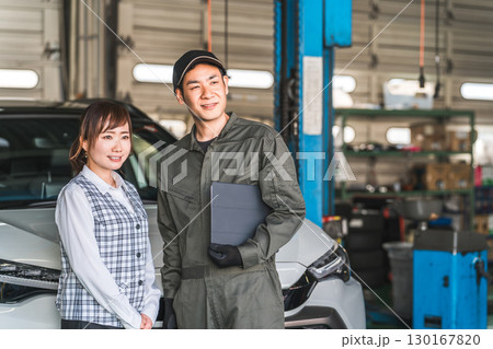 整備工場のピットにいる従業員の男女（自動車整備工場・民間車検場・スタッフ） 130167820