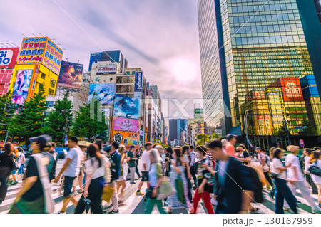 日本の東京都市景観 猛烈な暑さ…若者や外国人観光客らで賑わう秋葉原（ほとんどが外国人観光客）＝17日 130167959