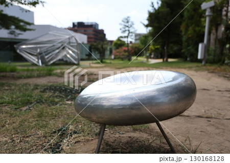 公園に置かれた椅子 130168128