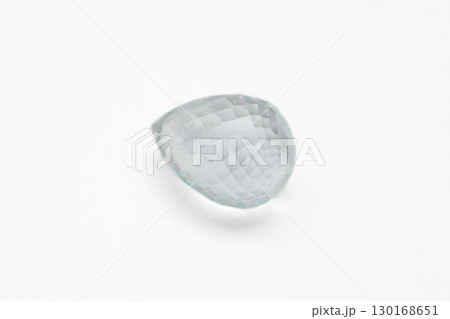 透明感あるアクアマリンのペアシェイプカットルース クローズアップ 130168651