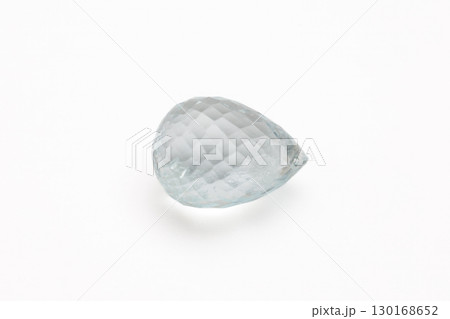 透明感あるアクアマリンのペアシェイプカットルース クローズアップ 透明感あるアクアマリンのペアシェイプカットルース クローズアップ 130168652