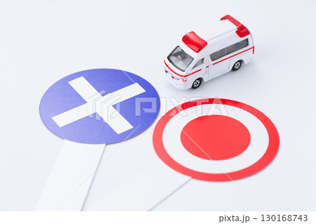 救急車と丸ばつプレート 救急車と丸ばつプレート 130168743