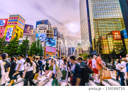 日本の東京都市景観 猛烈な暑さ…若者や外国人観光客らで賑わう秋葉原。ほとんどが外国人観光客=17日 日本の東京都市景観 猛烈な暑さ…若者や外国人観光客らで賑わう秋葉原。ほとんどが外国人観光客=17日 130169710
