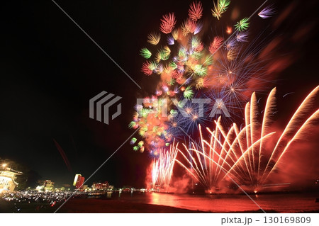 夜空に広がる花火 夜空に広がる花火 130169809