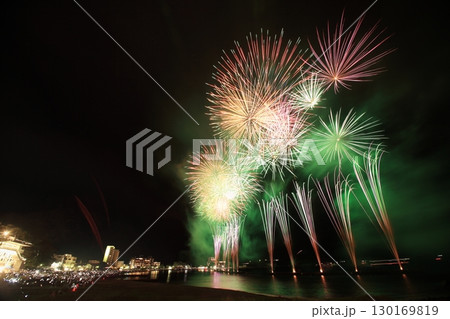 夜空に打ちあがる打ち上げ花火 130169819