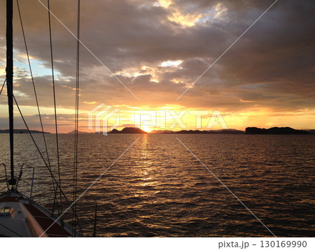 雨上がりの奇跡、ヨットと夕日が沈む海、サンセットクルーズ 130169990