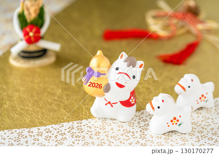 午年の年賀状素材｜金ひょうたんの馬と子馬 130170277