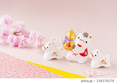 午年の年賀状素材｜金ひょうたんの馬と子馬 130170278