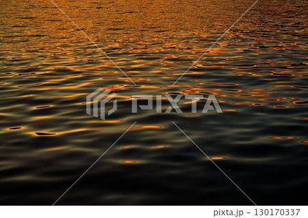 夕陽の色に染まる水面 130170337