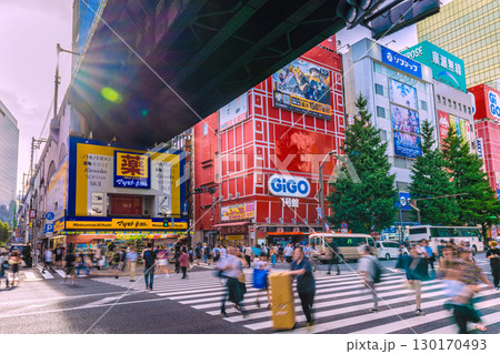 日本の東京都市景観　猛烈な暑さ…若者や外国人観光客らで賑わう秋葉原＝17日 130170493