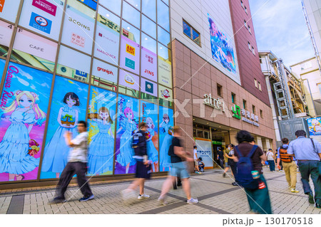日本の東京都市景観　猛烈な暑さ…若者や外国人観光客らで賑わう秋葉原＝17日 130170518
