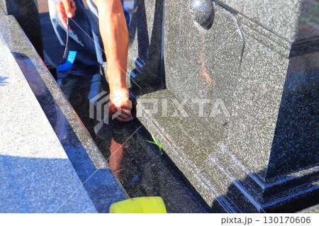 お盆　墓参り　掃除 130170606