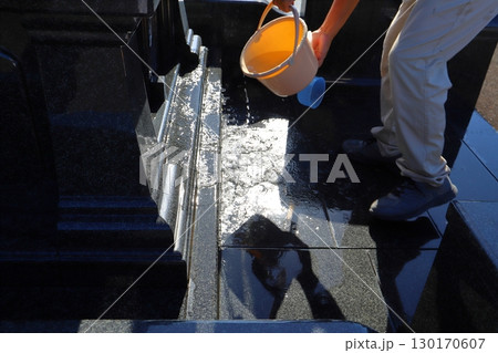 お盆　墓参り　掃除 130170607