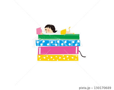 大きな本の上でうつ伏せで読書する女の子 130170689