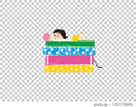 大きな本の上でうつ伏せで読書する女の子 130170689
