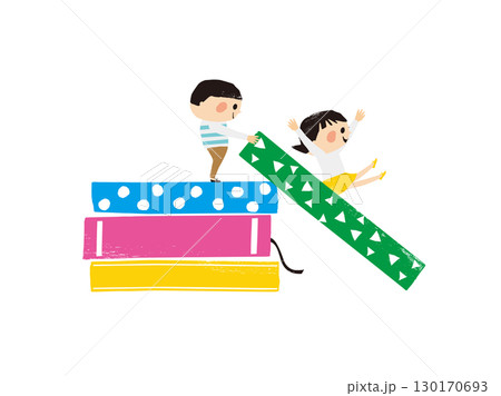大きな本ですべり台をする子供たち　滑る女の子 130170693