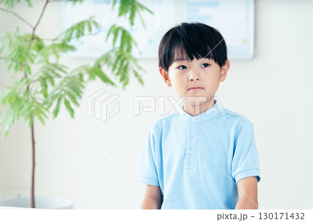 男子小学生のポートレート 130171432