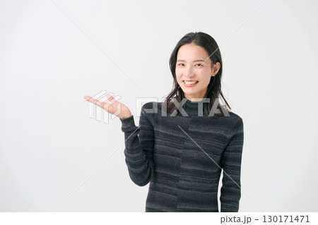 案内をする女性 案内をする女性 130171471