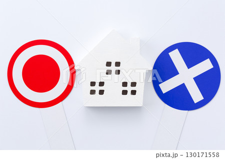 住宅と丸ばつプレート 130171558