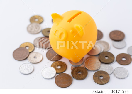 豚の貯金箱と小銭 130171559