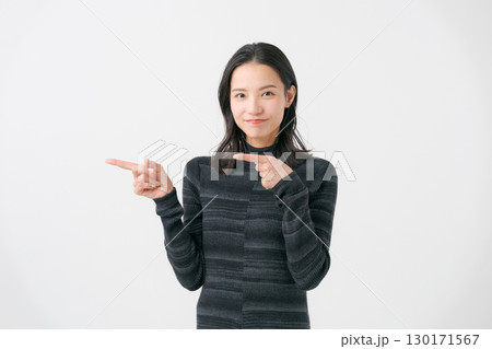 案内をする女性 案内をする女性 130171567
