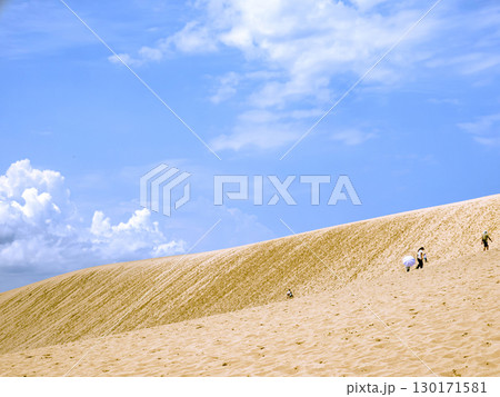 【鳥取砂丘】　砂丘を上る人と青空 130171581