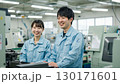工場で働く製造業の男女 130171601