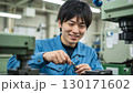 工場で働く製造業の男性作業員 130171602