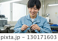 工場で働く製造業の男性作業員 130171603