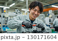 工場で働く製造業の男性作業員 130171604