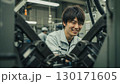 工場で設備メンテナンスをする男性作業員 130171605