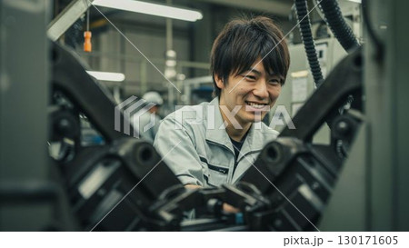 工場で設備メンテナンスをする男性作業員 130171605