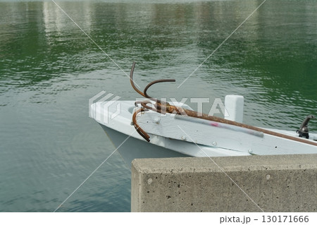 漁港に停泊している船 130171666