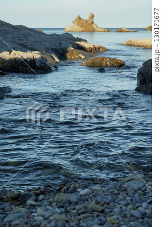 岩場に打ち寄せる波 130171677