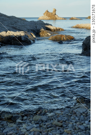 岩場に打ち寄せる波 岩場に打ち寄せる波 130171678