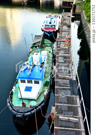 河口に船が停まる快晴の大岡川 130171752