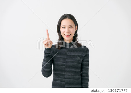 指差しをする女性 指差しをする女性 130171775