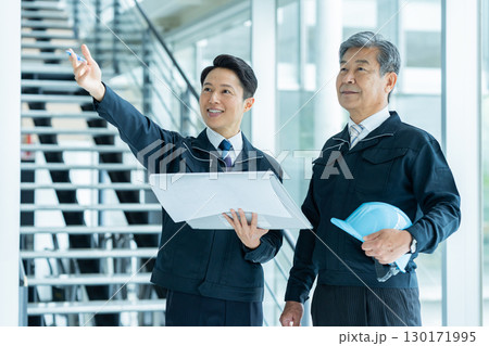 現場で打ち合わせする作業服のビジネスマン 130171995