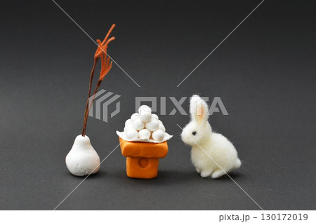 黒背景に羊毛フェルトのうさぎのお月見　 130172019