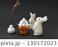 黒背景に羊毛フェルトのうさぎのお月見　 130172023