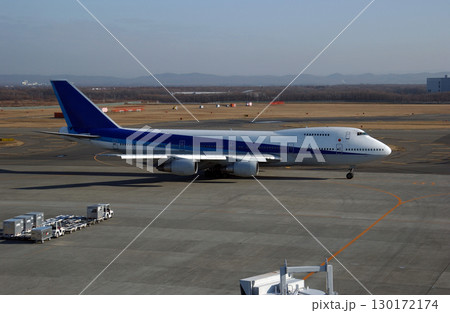 秋の空港を出発する飛行機 130172174