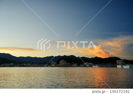 夕焼けに染まる海 130172192