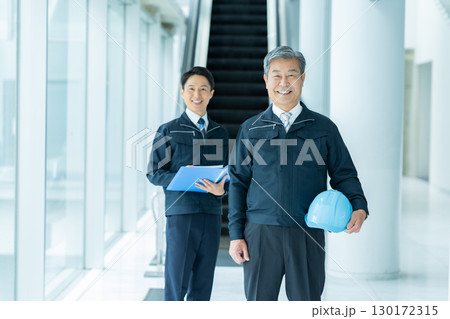 現場で打ち合わせする作業服のビジネスマン 130172315
