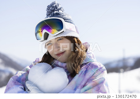 雪山を楽しむかわいい女性 雪山を楽しむかわいい女性 130172470