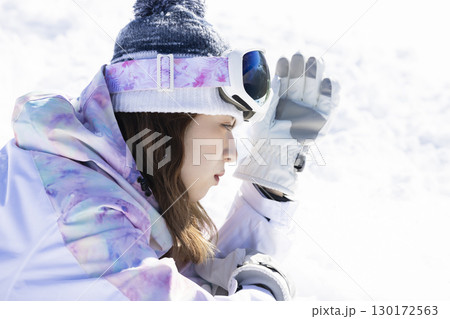 雪を楽しむかわいい女性 130172563