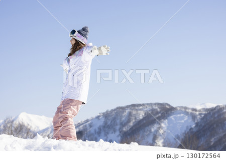雪を楽しむかわいい女性 雪を楽しむかわいい女性 130172564