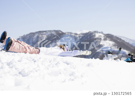 雪を楽しむかわいい女性 130172565