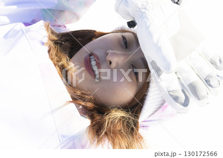 雪を楽しむかわいい女性 130172566