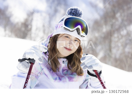雪を楽しむかわいい女性 雪を楽しむかわいい女性 130172568