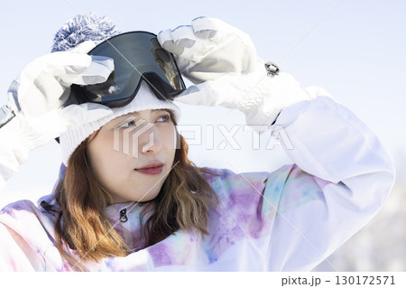 雪を楽しむかわいい女性 130172571